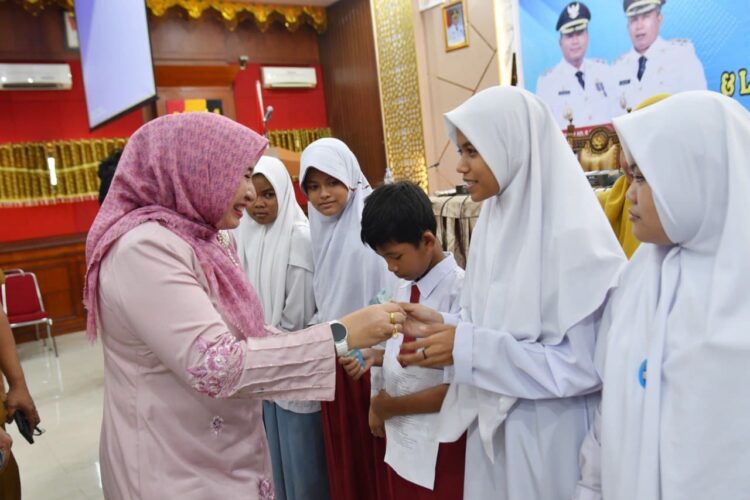 pendidikan Inklusif— Bunda PAUD Kota Pariaman,Yosnelli Balad menyalami sejumlah anak berkebutuhan khusus saat penandatanganan MoU pendidikan inklusif antara Pemko Pariaman dengan UNP .
