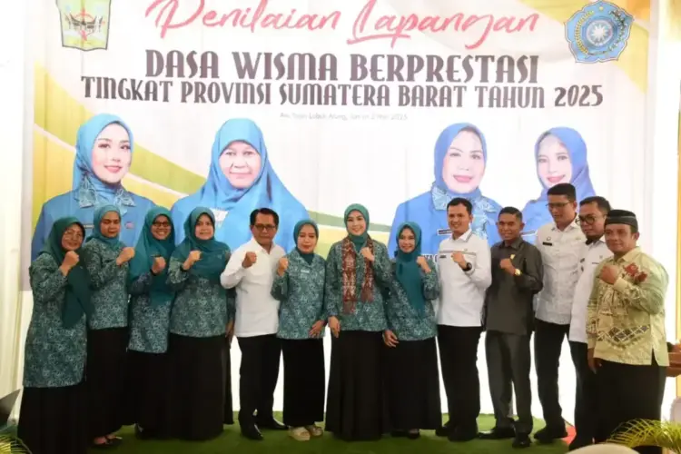 PENILAIAN LAPANGAN— Bupati Padangpariaman John Kenedy Azis, foto bersama dengan pengurus Dasa Wisma Sinar Pagi 3, Nagari Aie Tajun, Kecamatan Lubuk Alung saat menyambut kedatangan tim penilaian lapangan Dasa Wisma berprestasi tingkat Provinsi Sumatera Barat, kemarin.