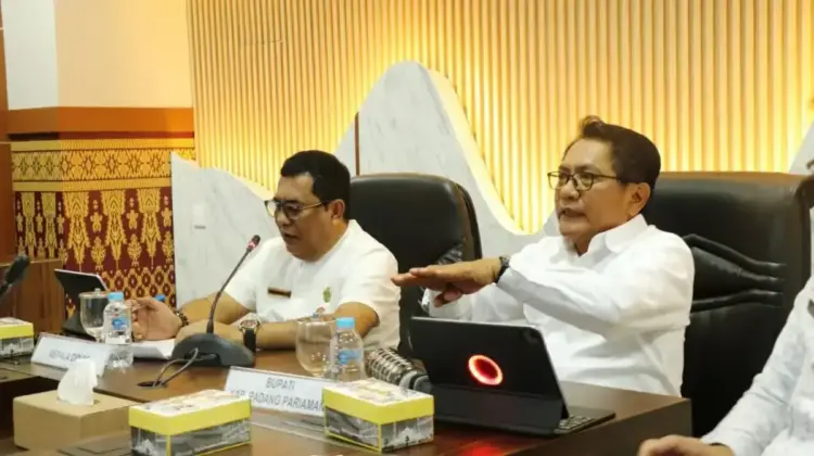 Hindari Kemacetan Lalin, Penghubung 4 Daerah, Bupati JKA Sebut Pentingnya Pelebaran Jalan ke BIM 1 PEMBANGUNAN INFRASTRUKTUR— Bupati Padangpariaman John Kenedy Azis melakukan pertemuan strategis dengan jajaran Dinas Bina Marga, Cipta Karya, dan Tata Ruang (BMCKTR) Sumatera Barat. Pertemuan membahas percepatan pembangunan infrastruktur strategis di wilayah Padangpariaman.