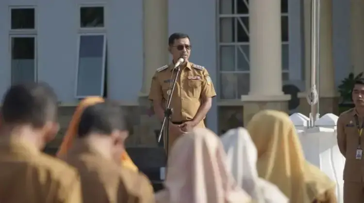 Upayakan Pembangunan Daerah, Pemkab Solsel Perkuat Kolaborasi dengan Pemerintah Pusat 1 ARAHAN—Bupati Solok Selatan H. Khairunas
berikan arahan saat
apel pagi, Senin (5/5).