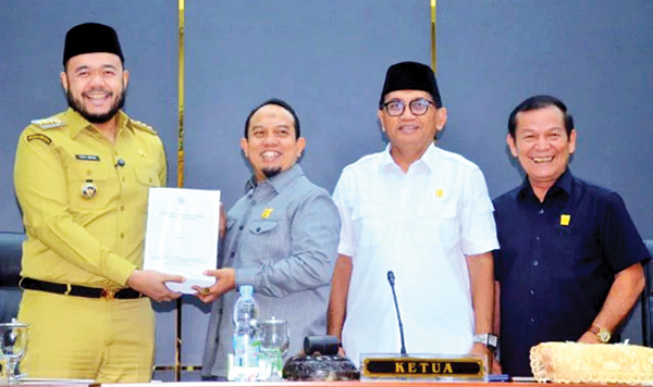 Rapat Paripurna DPRD Padang, Wali Kota Sampaikan Ranperda Pertanggungjawaban APBD 2024 1 Wali KEota Padang Fadly Amran serahkan nota LKPD 2024 kepada Ketua DPRD Padang Muharlion.