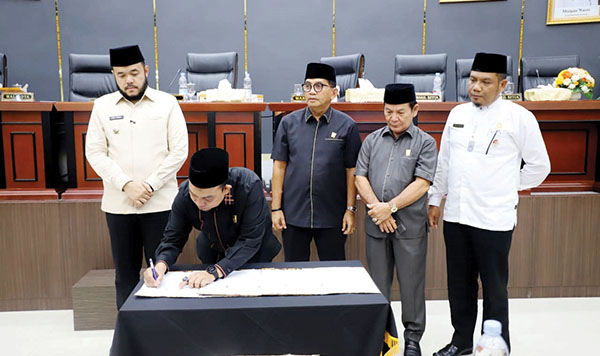 DPRD Bersama Pemko Padang Sepakati Tiga Ranperda Strategis 1 Ketua DPRD Muharlion melakukan penandatanganan.