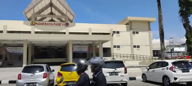 Panas Badangkang Landa Padang, Suhu 32 Derajat Celcius, BMKG Sebut Masih Normal 1 PANAS TERIK— Cuaca di Kota Padang beberapa hari terakhir terasa menyengat. BMKG menyebut suhu panas disebabkan oleh tutupan awan yang sangat minim, sehingga radiasi matahari langsung mengenai permukaan bumi. Bagi masyarakat diimbau untuk tetap menjaga kesehatan dan minum air putih yang cukup selama cuaca panas ini berlangsung.