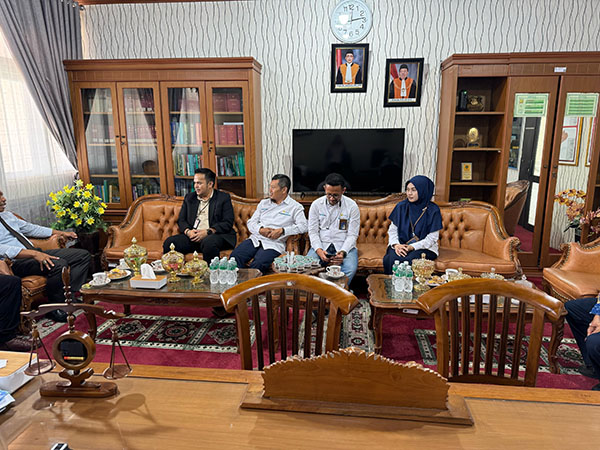 Menjelang Hari Pancasila, PLN dan PN Bukittinggi Perkuat Sinergi untuk Pelayanan Masyarakat 1 menunjukkan komitmen--PT PLN (Persero) Unit Pelaksana Pelayanan Pelanggan (UP3) Bukittinggi terus menunjukkan komitmennya untuk memberikan pelayanan terbaik.