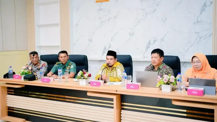 Pemkab Komitmen Dukung Langkah Kebijaksanaan Nasional, Masyarakat Solok Dapatkan Manfaat Nyata dari Kebijakan Agraria 1 PERKUAT SINERGITAS— Wakil Bupati Solok Candra melakukan diskusi strategis bersama Kepala Divisi Perolehan Tanah Badan Bank Tanah Yagus Suyadi. Diskusi itu dalam rangka memperkuat sinergi proses bisnis Badan Bank Tanah guna mewujudkan ekonomi yang berkeadilan di Kabupaten Solok.