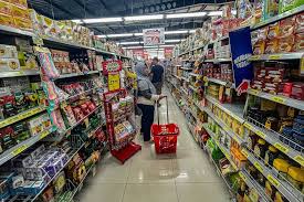 Semua Segmen Ritel Didorong Adaptasi dengan Perubahan Pasar 1 ritel modern --Pengunjung berbelanja di salah satu gerak ritel modern di kawasan Depok, Jawa Barat, Minggu (16/2/2025).