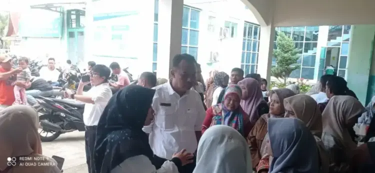 RSUD Tuanku Imam Bonjol Prioritaskan Pelayanan Pasien 1 MONITORING—Direktur RSUD Tuanku Imam Bonjol dr Yong Marzuhaili, melakukan monitoring dengan mengunjungi pasien rawat jalan yang akan melakukan pendaftaran pada instalasi rekam medis dan loket pembayaran.
