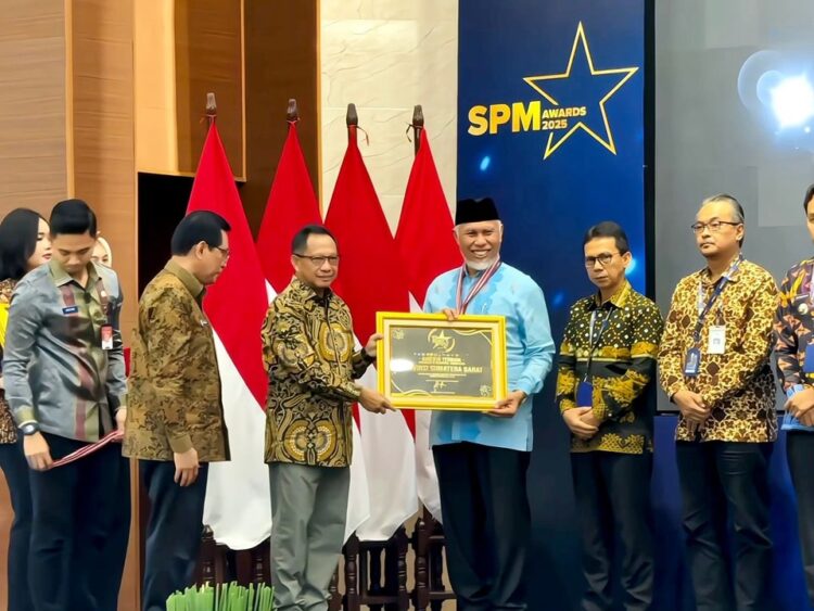 Gubernur Mahyeldi Kembali Menerima Penghargaan Tingkat Nasional, Dinilai Berkinerja Terbaik di Bidang SPM Regional Sumatera Tahun 2024 1 SERAHKAN PENGHARGAAN— Menteri Dalam Negeri RI, Tito Karnavian menyerahkan penghargaan kepada Gubernur Sumbar, Mahyeldi Ansharullah.