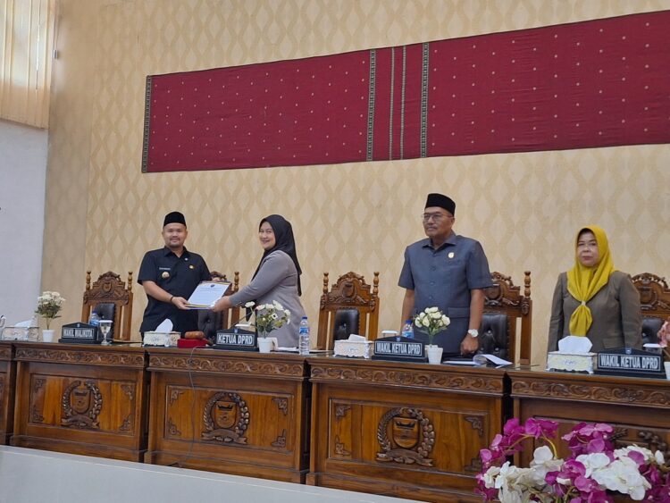 DPRD Berikan Rekomendasi Terhadap LKPJ Kepala Daerah Kota Sawahlunto 1 BUKA—Ketua DPRD Kota Sawahlunto, Susi Haryati didampingi Wakil Ketua H. Jaswandi, SE dan Elfia Rita Dewi, SH
buka Rapat Paripurna DPRD Kota Sawahlunto.