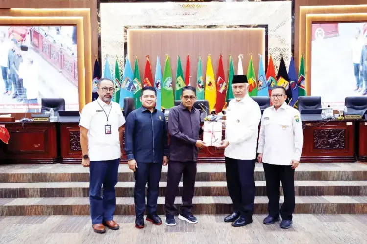 Keputusan Rekomendasi DPRD atas LKPJ 2024 Diserahkan ke Gubernur Sumbar 1 MENYERAHKAN--Pimpinan Rapat paripurna, Evi Yandri Rajo Budiman menerahkan keputusan DPRD Sumbar terkait Rekomendasi DPRD terhadap Laporan Keterangan Pertanggungjawaban (LKPJ Kepala Daerah Provinsi Sumatera Barat Tahun 2024.