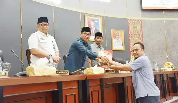 DPRD Padang Gelar Rapat Paripurna, Tutup Masa Sidang II, Buka Masa Sidang III Tahun 2025 1 Sekwan Hendrizal Azhar menyerahkan laporan kegiatan masa sidang II dan konsep agenda/jadwal masa sidang III.