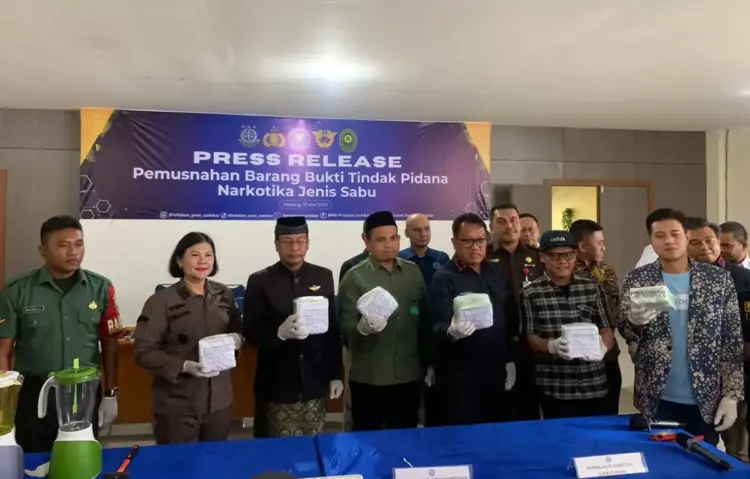 6,8 Kg Sabu Tangkapan BNNP Sumbar Diblender, Kurir Ngaku Dapat Upah Rp 91 Juta 1 DIBLENDER— Kepala BNNP Sumbar Brigjen Pol Ricky Yanuarfi saat memusnahkan 6,8 Kg sabu
dengan cara diblender.