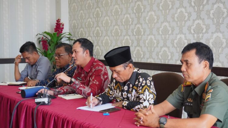 SKB tentang Hiburan Malam Harus Dipatuhi 1 EVALUASI SKB— Wakil Bupati Padangpariaman, Rahmat Hidayat, pimpin rapat evaluasi pelaksanaan Surat Keputusan Bersama (SKB) terkait hiburan malam di Kabupaten Padangpariaman.