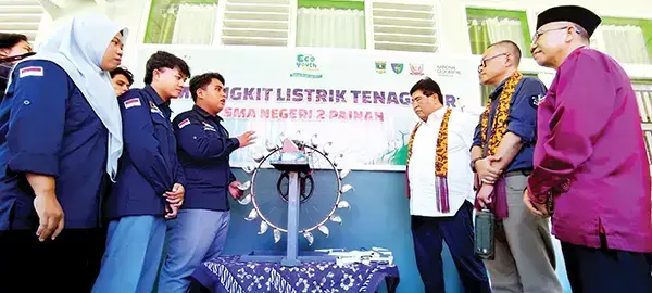 Penggunaan Drone Tanpa Emisi untuk Geliatkan Perekonomian Masyarakat, Solusi Lingkungan Berbasis Sumber Energi Bebas Karbon 1 GENBA TEY— Wakil PresidenDirektur PT Toyota Motor Manufacturing Indonesia (TMMIN) Bob Azam saat mengunjungi SMAN 2 Painan dalam rangka Genba TEY ke-13 Toyota Indonesia, Kamis (15/5).