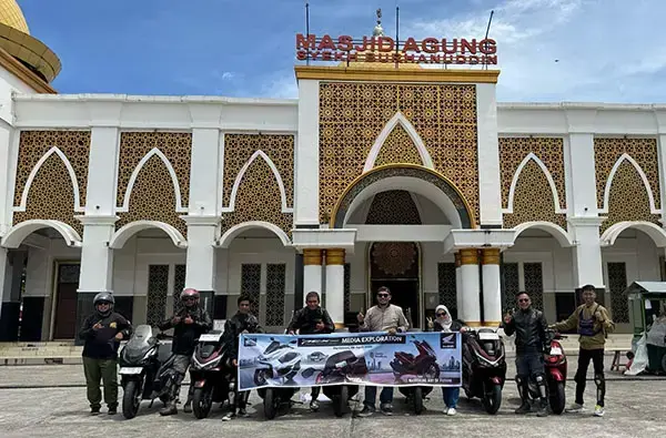 Honda Hayati Gelar Media Exploration, Ajak Jurnalis Jajal Teknologi Canggih New Honda PCX160 RoadSync 1 MEDIA EXPLORATION— PT. HPM, selaku Main Dealer Sepeda Motor Honda Sumbar, mengajak jurnalis pencinta sepeda motor Honda untuk merasakan pengalaman menyenangkan berkendara New Honda PCX160 yang berlimpah fitur dengan teknologi terbaru.