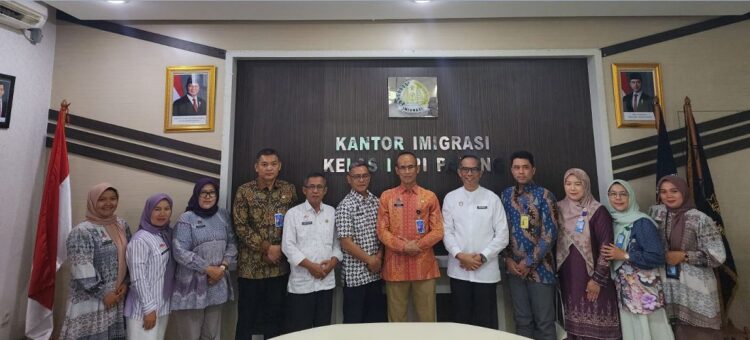 Imigrasi bakal Buka Layanan di MPP 1 KUNJUNGI KANTOR IMIGRASI—Sekretaris Daerah Medison didampingi Kepala DPMPTSP Naker Aliber Mulyadi dan jajaran berkunjung ke Kantor Wilayah Imigrasi Sumatera Barat. Medison diterima langsung oleh Kepala Kanwil Imigrasi Sumbar, Nurudin yang juga didampingi Kepala Imigrasi Kota Padang Danang beserta jajaran.