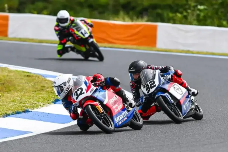 Ramadhipa Melesat Cetak Sejarah Kibarkan Merah Putih di Portugal 1 RAIH JUARA— Muhammad Kiandra Ramadhipa menunjukkan potensinya sebagai pebalap masa depan Indonesia setelah mampu meraih podium dan mengibarkan Merah Putih di European Talent Cup seri perdana di Sirkuit Estoril, Protugal.