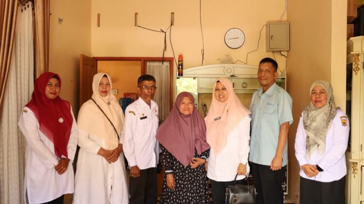 Petugas Keagamaan dan Lembaga Adat, Pemko Pariaman Berikan Rasa Aman dan Perlindungan 1 KUNJUNGI — Kepala Dinas Penanaman Modal Pelayanan Terpadu Satu Pintu dan Tenaga Kerja (DPMPTSP dan Naker) Kota Pariaman, Gusniyeti Zaunit mengunjungi rumah keluarga almarhum, di Kelurahan Taratak.