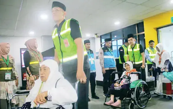 Kloter 02 Embarkasi Padang Diberangkatkan, 214 Jemaah Berusia di Atas 60 Tahun 1 KEBERANGKATAN JEMAAH— PPIH Embarkasi Padang memastikan siap memberikan pelayanan yang terbaik bagi seluruh calon jemaah haji 1446 Hijriah tahun 2025. Dalam kloter 02 Embarkasi Padang, jemaah yang berusia dibawah 60 tahun berjumlah 209 jemaah dan jemaah berusia 60 tahun ke atas sebanyak 214.