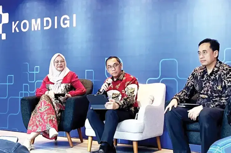 Telah Kumpulkan Lebih dari 500 Ribu Retina Mata Pengguna Indonesia, Komdigi Panggil Pendiri Layanan World 1 BERI KETERANGAN— Direktur Jenderal Pengawasan Ruang Digital, Alexander Sabar (tengah) saat memberikan keterangan di Kantor Komdigi, Jakarta Pusat, Jumat (9/5)