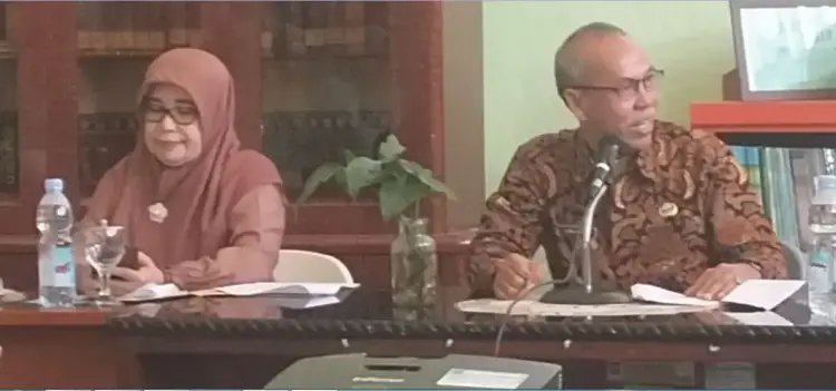 Dinas Perpustakaan dan Kearsipan Gelar Bimtek Referensi Buku 1 BIMTEK—Kepala Dinas Perpustakaan dan Kearsipan Kota Sawahlunto berikan sambutan saat Bimbingan Teknis terhadap referensi buku dari koleksi perpustakaan umum di aula Perpustakaan Adinegoro kota Sawahlunto, Kamis (15/5).