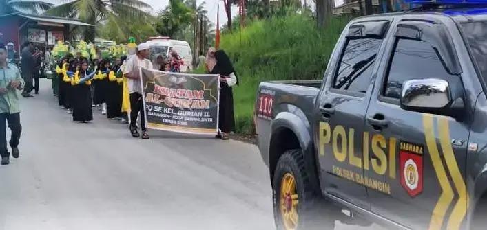 Polsek Barangin Kawal Rombongan Pawai Khatam Quran 1 KAWAL ROMBONGAN KHATAM AL QURAN— Anggota Polsek Barangin Sawahlunto mengawal pengamanan dalam kegiatan pawai khatam Al Quran.
