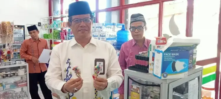Tim Kemenag Pariaman Temukan 2 Produk Makanan Mengandung Babi 1 SIDAK MAKANAN— Kepala Kantor Kementerian Agama Kota Pariaman, H. Rinalfi didampingi Ketua Satgas layanan Jaminan Produk Halal (JPH) Kota Pariaman, Zahardi (Kasubbag TU) saat melakukan pengawasan peredaran produk pangan olahan yang terdekteksi mengandung unsur babi (Porcine).