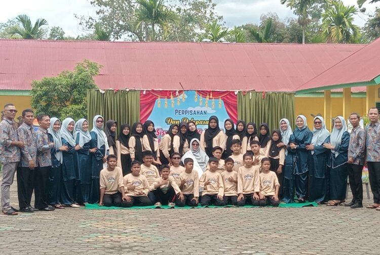 SDN 12 Padang Sibusuk Gelar Perpisahan, Yuneti: Alhamdulillah Siswa Dapatkan Nilai Sesuai Harapan 1 FOT BERSAMA— Kepala SDN 12 Padang Sibusuak Yuneti, Wali Kelas Eva Yunita dan majelis guru foto bersama dengan siswa usai kegiatan acara perpisahan.