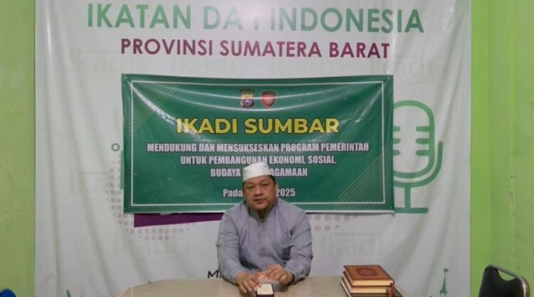 IKADI Sumbar Ajak Masyarakat Sukseskan Program Pemerintah 1 BERI PERNYATAAN-Ketua IKADI Sumatra Barat, Dr H Urwatul Wusqa, LC, MA memberikan pernyataan.