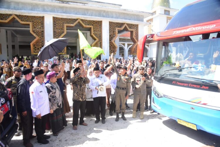 Bupati Minta Jemaah Jaga Kesehatan dan Stamina, 269 JCH Padangpariaman Menuju Mekkah 1 DILEPAS—Bupati Padangpariaman John Kenedy Azis secara resmi melepas keberangkatannya CJH di Masjid Raya IKK Paritmalintang, menuju Asrama Haji Embarkasih Padang dan selanjutnya diterbangkan menuju Kota Mekkah.