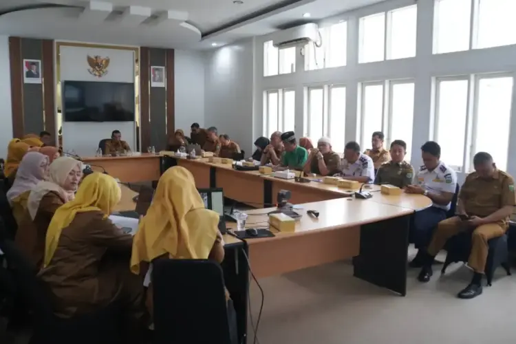 Evaluasi Kota Layak Anak 2025, Pemko Ikuti Verifikasi Lapangan Hybrid 1 VERIFIKASI LAPANGAN— Wakil Wali Kota Padangpanjang Allex Saputra didampingi Gugus Tugas KLA, mengikuti verifikasi lapangan hybrid dalam rangka evaluasi Kota Layak Anak 2025, Senin (5/5) di Ruang VIP Balai Kota.