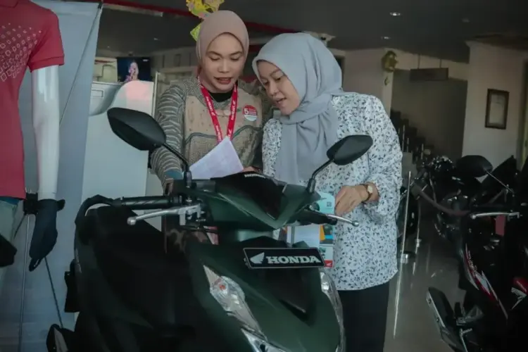 Promo AMEIZING di Menara Agung, Beli Honda BeAT Bonus Aksesoris dan Jaket Ekslusif 1 LAYANI KONSUMEN-Sales marketring PT Menara Agung melayani konsumen yang melakukan pembelian