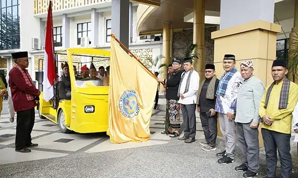 Momentum Hardiknas 2025, UNP Luncurkan Mobil Listrik Generasi Baru Menggunakan AI 1 PELUNCURAN— Rektor UNP Krismadinata didampingi Senior Eksekutif Prof. Ganefri, Ph.D, para Wakil Rektor, Sekretaris UNP, Kepala LPPM, Dekan di UNP meluncurkan Mobil Listrik Generasi Baru berteknologi AI, Jumat (2/5) di Plaza Rektorat UNP Kampus Air Tawar Padang.