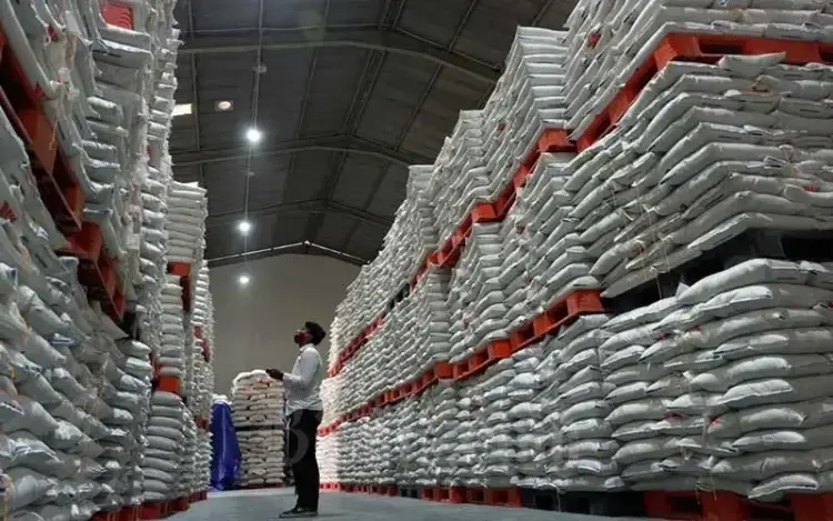 Stok Cadangan Beras di Bulog saat Ini Capai 4 Juta Ton 1 Tumpukan beras di salah satu gudang milik Bulog.