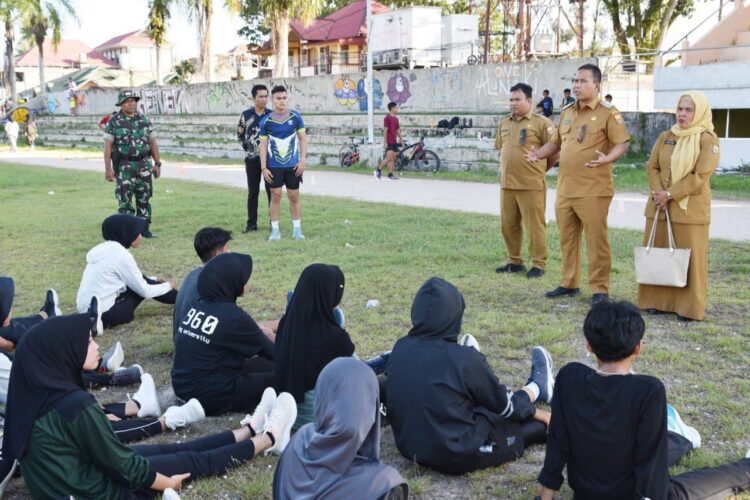 Bimbel Sekolah Kedinasan, Latihan Fisik Sangat Penting 1 LATIHAN FISIK— Wakil Wali Kota Pariaman Muyadi saat meninjau latihan fisik untuk calon siswa siswi yang mengikuti sekolah kedinasan.