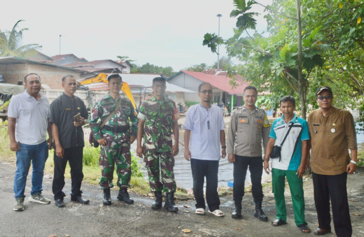 Sedimen Menumpuk di Saluran Drainase Dikeruk 1 FOTO BERSAMA— Lurah Rimbo Kaluang Teddy Kurniawan berfoto bersama Babinsa, Bhabinkamtibmas, Babinpotmar, Ketua LPM Kelurahan Rimbo Kaluang, saat proses pengerukan sedimen di saluran drainase, di belakang Pasar Pagi, Sabtu (18/5).