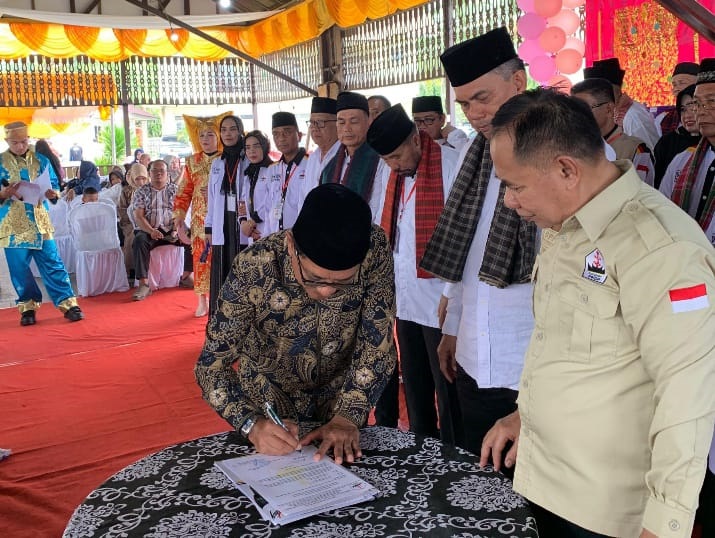 Pengurus PKDP Kalimatan Timur Dikukuhkan, Bupati: Semoga Ada Kontribusi untuk Membangun Kampung Halaman 1 PENGUKUHAN PENGURUS— Bupati Padangpariaman John Kenedy Azis, melantik Dewan Pengurus Wilayah (DPW) Persatuan Keluarga Daerah Piaman (PKDP) Kalimantan Timur periode 2025-2030.