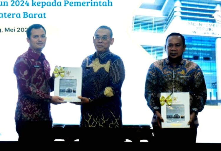 TERIMA OPINI WTP— Wakil Bupati Padangpariaman Rahmat Hidayat menerima Opni WTP ke-12 yang diserahkan Badan Pemeriksa Keuangan (BPK) RI Perwakilan Sumbar.