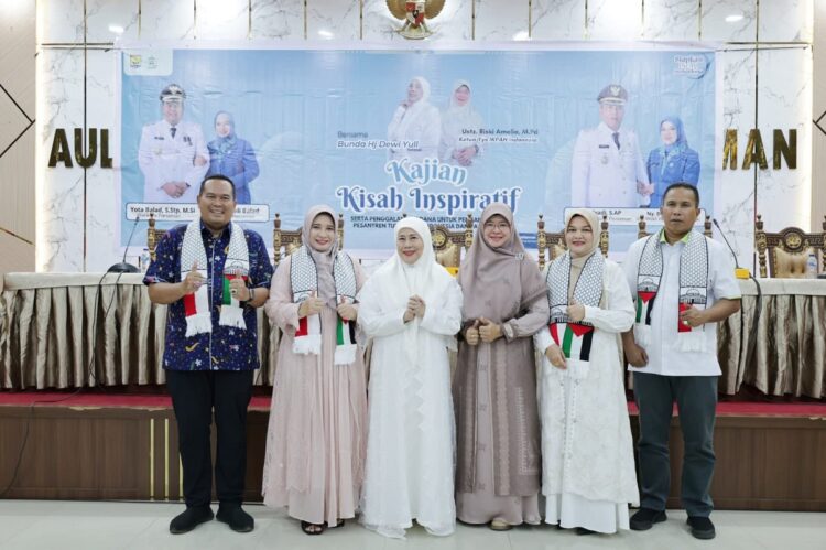 Kajian Kisah Inspiratif Bersama Dewi Yull, Tutur Kata dan Sikap Orang Tua Penting Dalam Mendidik Anak 1 Kajian Kisah Inspiratif— Wali Kota Yota Balad, Wawako Mulyadi bersama Dewi Yul saat acara Kajian Kisah Inspiratif.