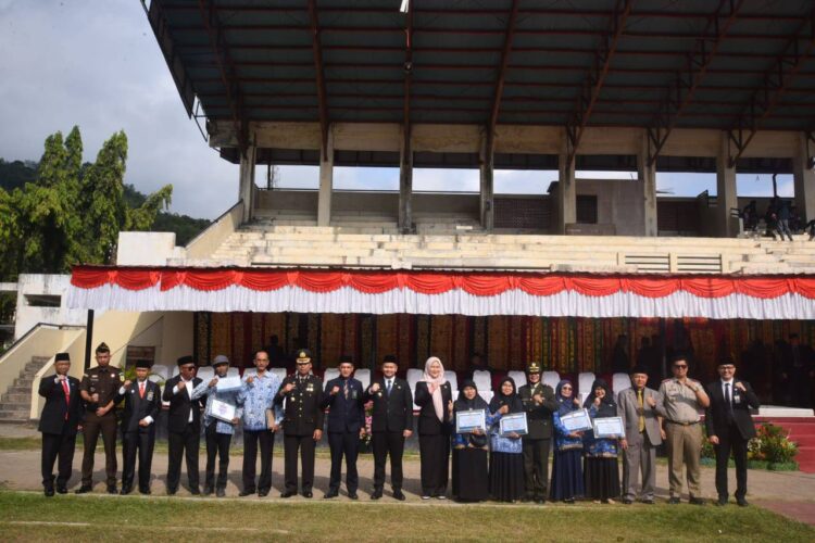 Pemerintah Kota Sawahlunto Peringati Harkitnas ke-117, Usai Upacara Langsung Ziarah ke Makam Pahlawan 1 FOTO BERSAMA— Wakil Wali Kota Sawahlunto Jeffry Hibatullah bersama jajaran Forkopimda Kota Sawahlunto, berfoto bersama usai upacara peringatan Harkitnas, di Lapangan Ombilin, Selasa (20/5).