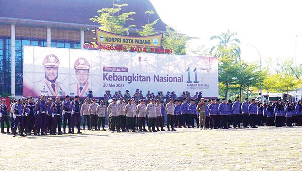 Peringatan 117 Tahun Hari Kebangkitan Nasional, Refleksikan Kembali Semangat Budi Utomo 1 PERINGATAN HARKITNAS— Wali Kota Padang Fadly Amran bersama jajaran ASN Pemko mengikuti upacara peringatan Hari Kebangkitan Nasional (Harkitnas) ke-117, di Lapangan Balai Kota, Aie Pacah, Selasa (20/5) pagi.