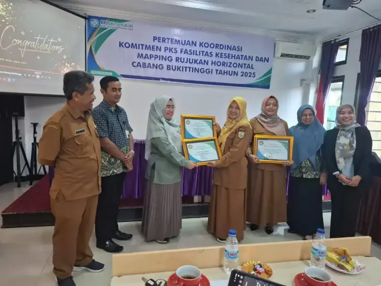 Puskesmas Kebun Sikolos dan Gunung, Terima Penghargaan dari BPJS Kesehatan 1 PENGHARGAAN BPJS— Puskesmas Kebun Sikolos, Kecamatan Padang Panjang Barat dan Puskesmas Gunung di Kecamatan Padang Panjang Timur menerima dua penghargaan sekaligus dari BPJS Kesehatan, Selasa (29/4) lalu.