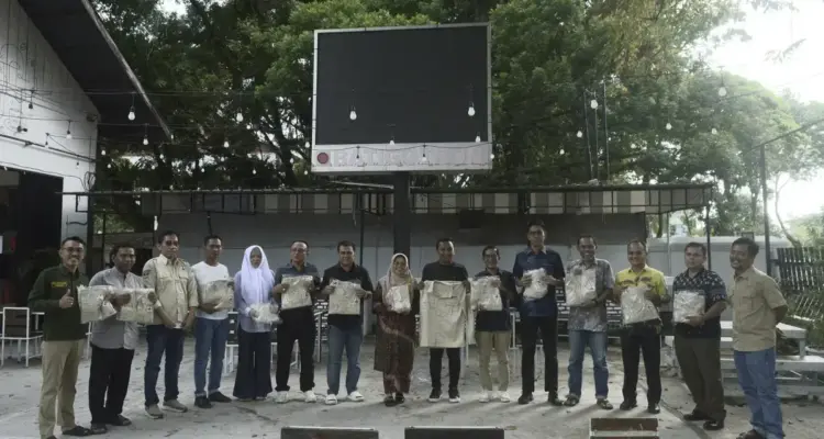 “Bijak di Rantau, Paguno di Kampuang”, DPD-PKDP Sumbar Baralek Gadang 1 FOTO BERSAMA— Ketua DPW PKDP Firdaus, Sekretaris DPW PKDP Hendra Anwar beserta pengurus lainnya foto bersama usai rapat persiapan pelantikan pengurus periode 2025 - 2030 dan konslidasi, Kamis (8/5) di Cafe Batigo.