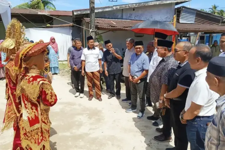 PKDP Tinjau Pembangunan Masjid Maimunah Dusun Lapai Desa Cimparuh 1 KUNJUNGAN— Wakil Wali Kota Pariaman Mulyadi disambut siriah dalam carano saat meninjau lokasi Dusun Lapai Desa Cimparuh, Kecamatan Pariaman Tenah, Kota Pariaman, kemarin.