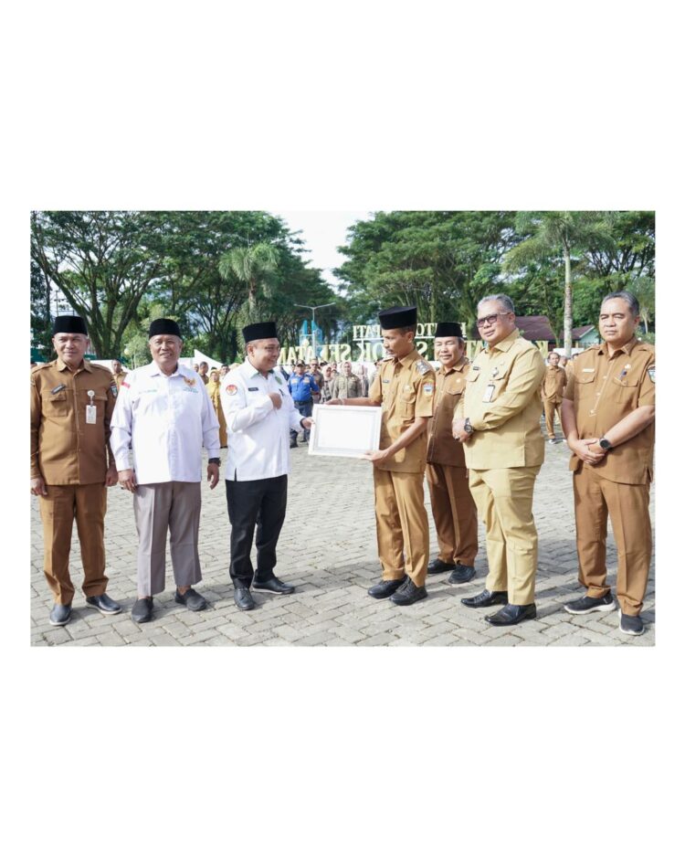 SERAHKAN—Usai apel pagi  Wakil Bupati YHulian Evi  serahkan beberapa penghargaan untuk Pemerintah Kabupaten Solok Selatan.