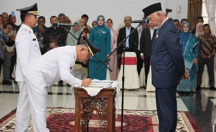 Lantik Bupati dan Wakil Bupati Pasaman, Gubernur Tekankan Pentingnya Kepemimpinan Inovatif untuk Kemajuan Daerah 1 PENANDATANGANAN— Gubernur Sumbar Mahyeldi Ansharullah, menyaksikan penandatanganan pelantikan Welly Suhery dan Parulian sebagai Bupati dan Wakil Bupati Pasaman periode 2025-2030, di Auditorium Gubernuran, Jumat (30/5).