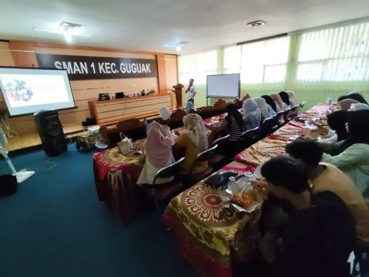 Siswa SMA N 1 Guguak Antusias Ikuti Pelatihan Jurnalistik dan Medsos 1 PELATIHAN JURNALISTIK— Puluhan siswa SMA Negeri 1 Guguak Kecamatan Payakumbuh, Kabupaten Limapuluh Kota, antusias mengikuti pelatihan Jurnalistik dan Penggunaan Media Sosial (Medsos) yang digelar ruang pertemuan sekolah.