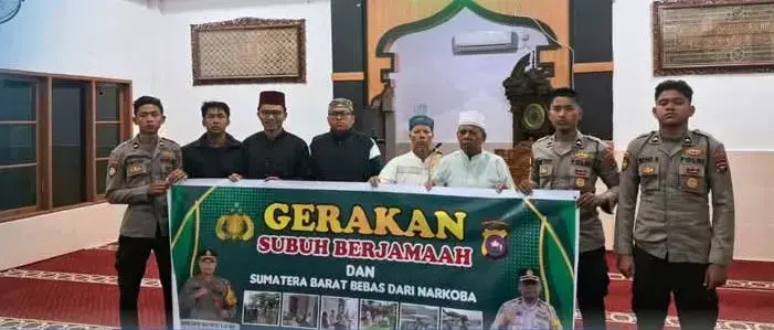 Tingkatkan Nilai Spiritual dalam Bertugas, Polres Sawahlunto Lakukan Gerakan Subuh Berjamaah 1 GERAKAN SUBUH BERJAMAAH— Polres Sawahlunto menggelar Gerakan Subuh Berjamaah di Masjid Al-Waliyyu, Dusun Karang Anyar Desa Santur Kecamatan Barangin, Kota Sawahlunto, Senin (12/5).