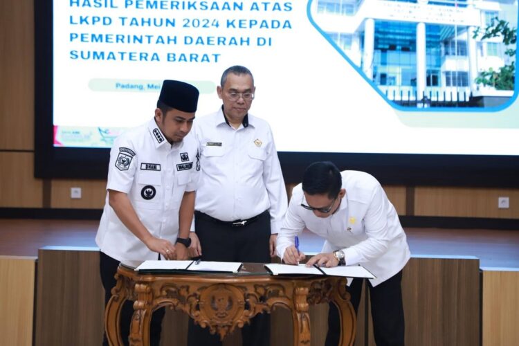 Sejak Tahun 2016, Kota Solok Raih Opini WTP Sembilan Kali Berturut-turut 1 RAIH OPINI WTP— Wali Kota Solok Dr. H. Ramadhani Kirana Putra saat menerima Laporan Hasil Pemeriksaan (LHP) atas Laporan Keuangan Pemerintah Daerah (LKPD) Kota Solok. Tahun ini Pemko Solok kembali meraih Opini WTP untuk sembilan kali berturut-turut