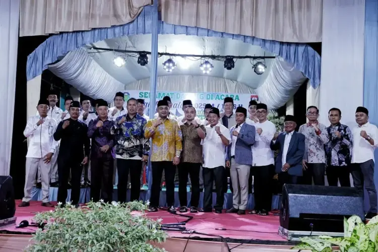 Ketua PKDP Kecamatan Rimbo Bujang Periode 2025-2030 Dikukuhkan 1 PENGUKUHAN— Wakil Wali Kota Pariaman Mulyadi, menghadiri halal bi halal dan pengukuhan Ketua Terpilih Persatuan Keluarga Daerah Piaman (PKDP) Kecamatan Rimbo Bujang Periode 2025-2030.